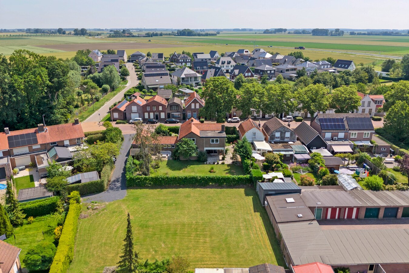 Vrijstaande woning met vijf slaapkamers, garage en royale tuin 