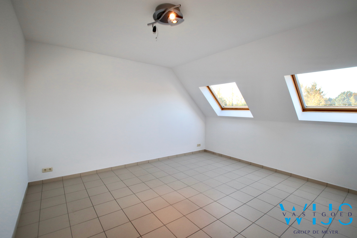 Instapklaar 2 slaapkamer appartement met terras &amp; garage ! 