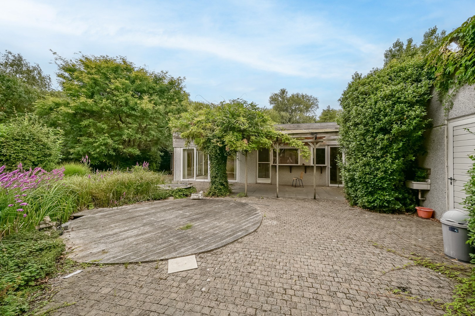 Winkelruimte met magazijn en woonst te Oostende 