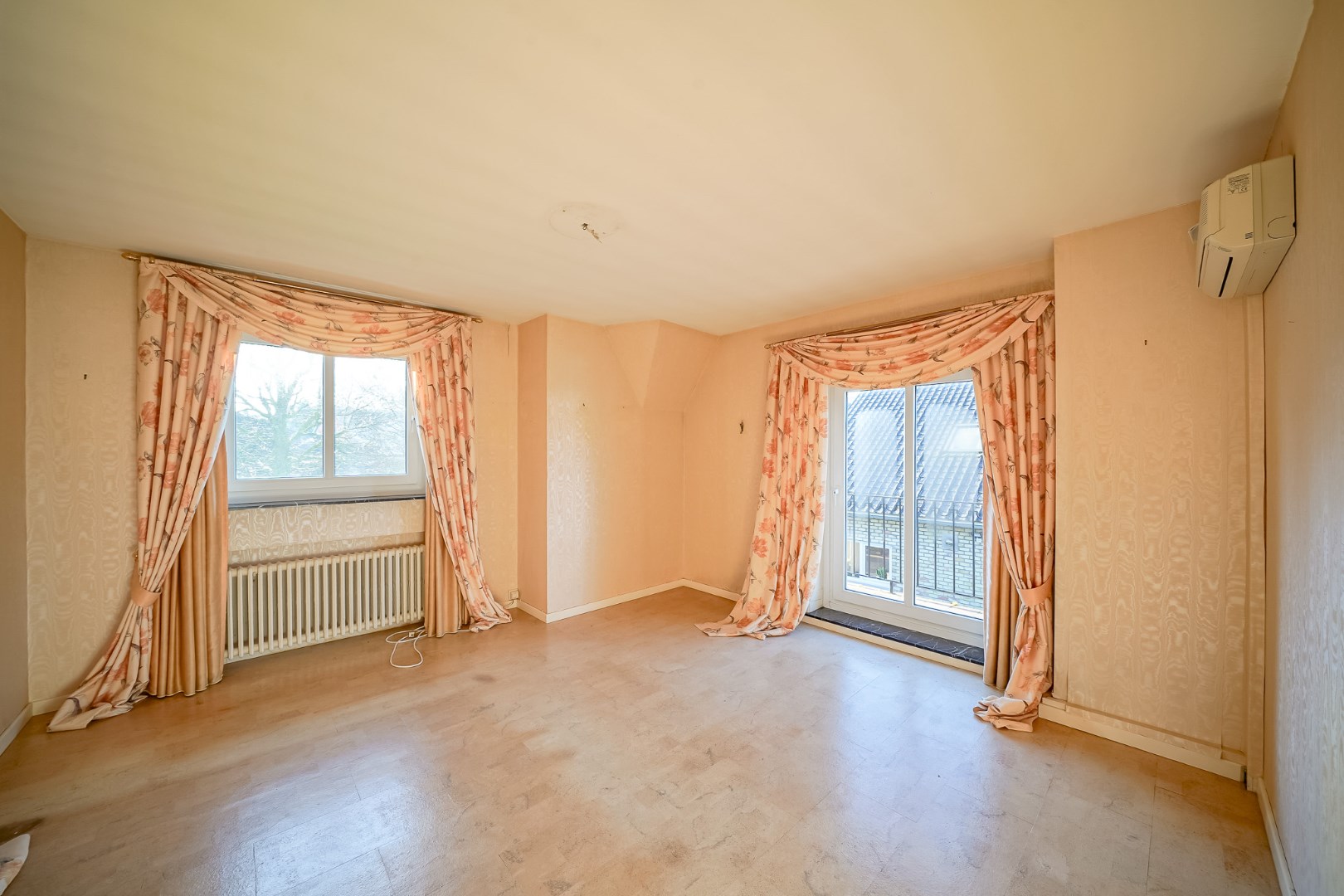 Statige villa uit de jaren ‘65 met zuidgerichte tuin in hartje Oudenburg. 