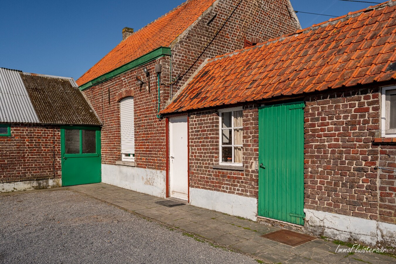 Renovated farmhouse with stables and pasture on approximately 1.7 hectares in Nazareth. 