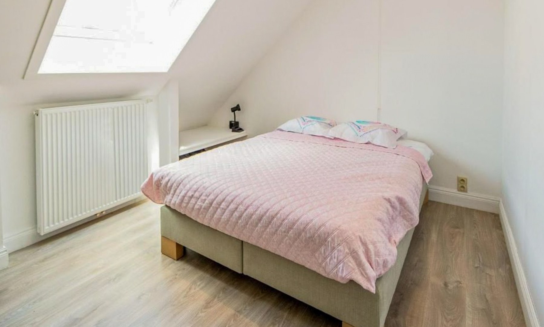 Instapklare, gemeubelde rijwoning met 3 verdiepingen te huur in Oostende 