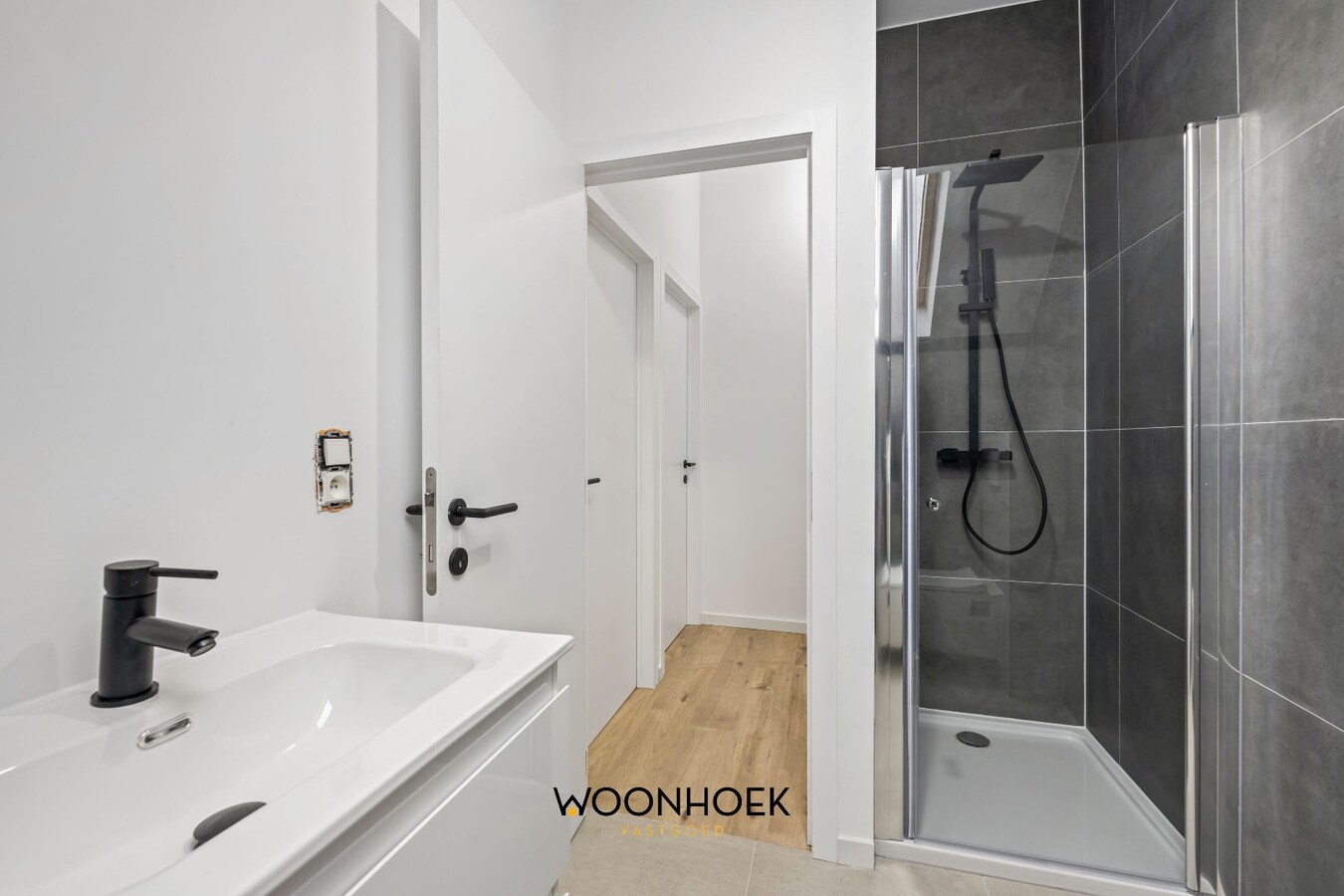 Gerenoveerde, 6-slpk woning, zonnige tuin en 2 bdkms te Sint-Niklaas! 