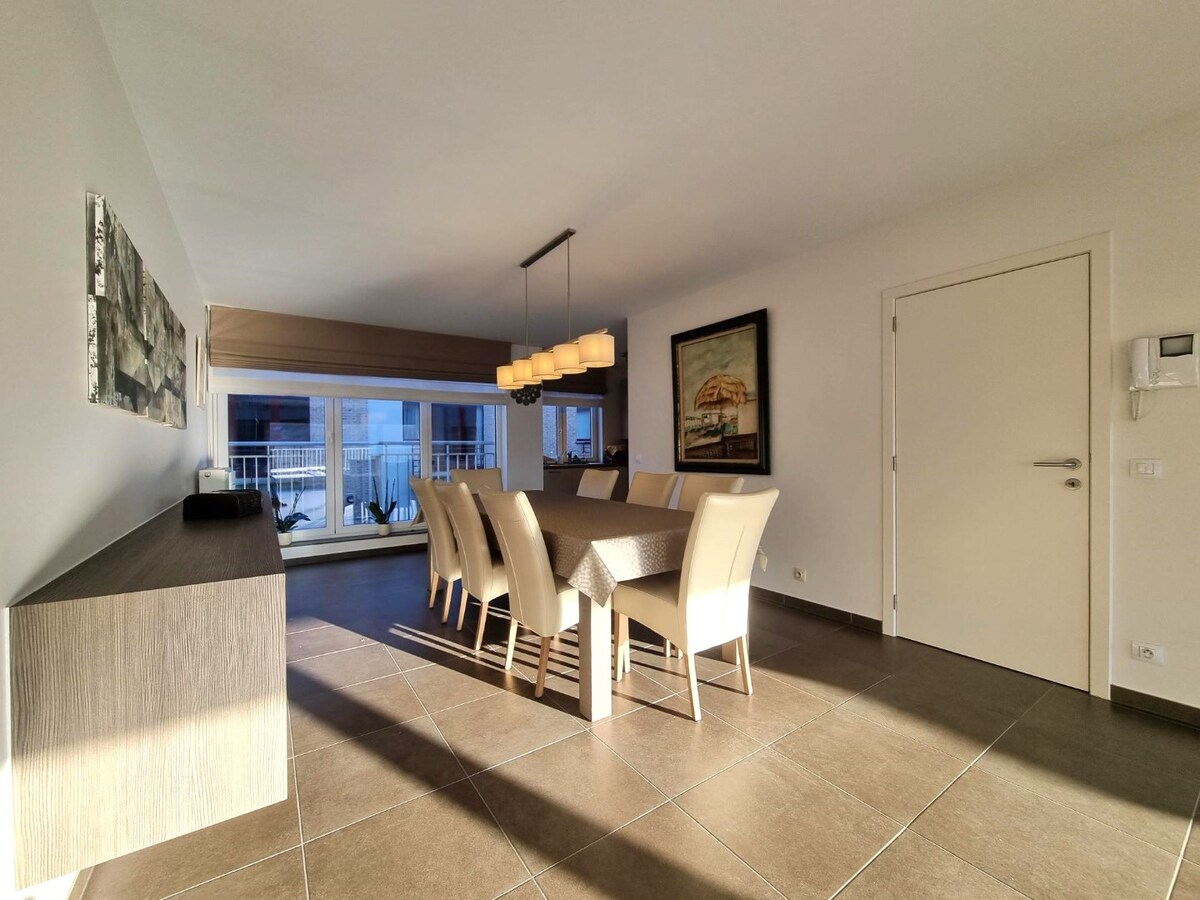 Zeer ruim, breed en lichtrijk woonappartement met groot zongericht terras 