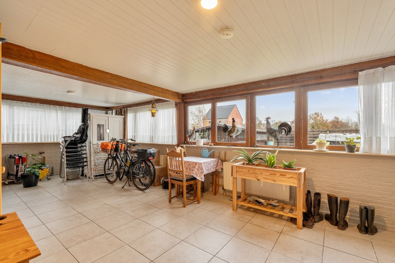 Vrijstaande gezinswoning, gebouwd in 1993 op een perceel van 5a74ca, gunstige ligging vlakbij het centrum. 