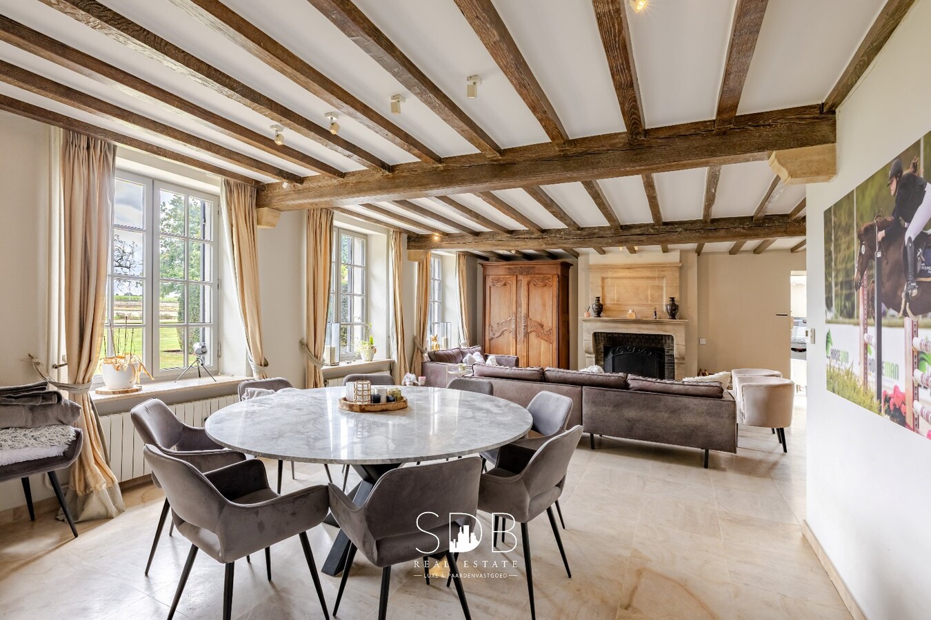Landelijke villa met bijgebouwen en graslanden op 23.740m² 