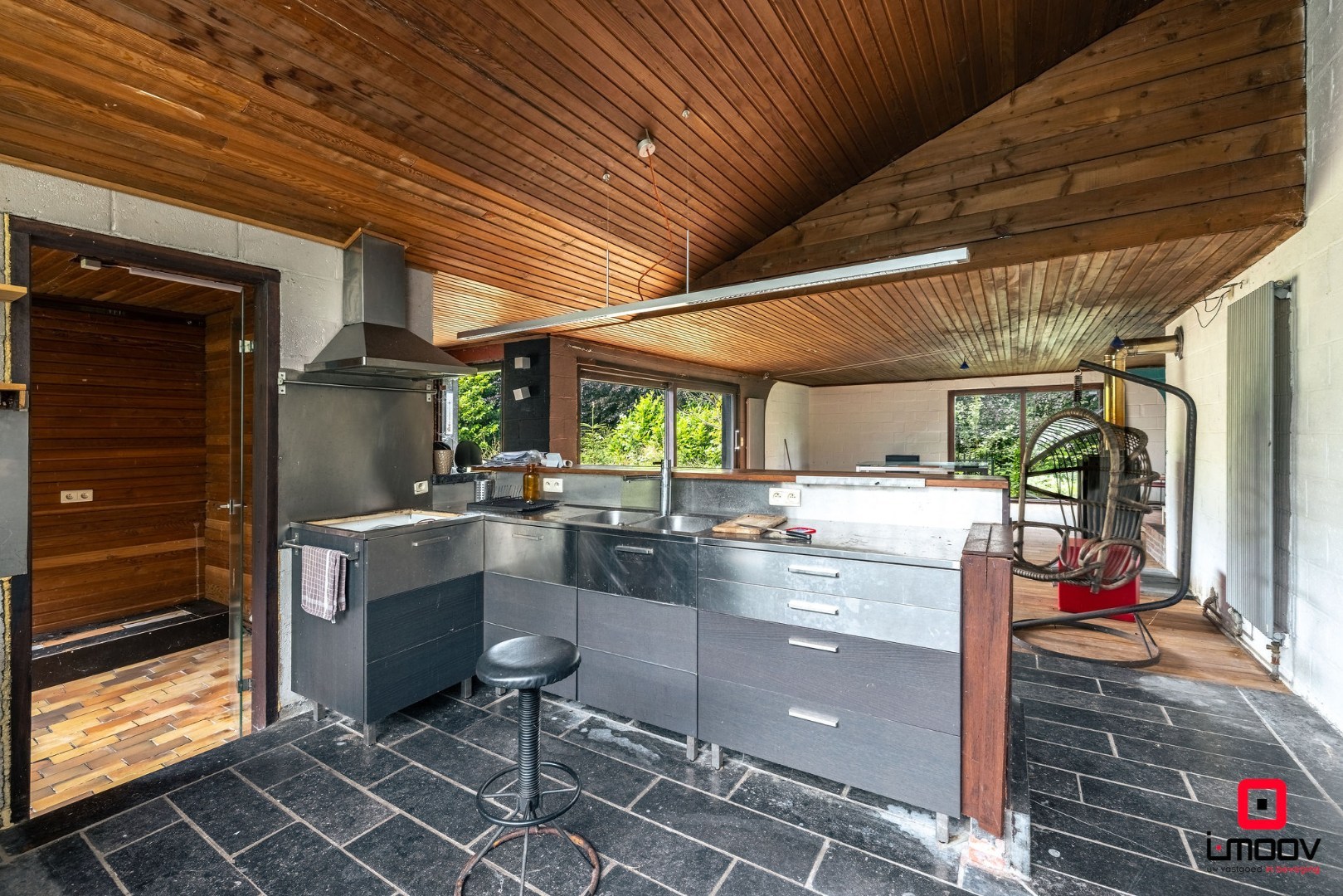 Seventies bungalowvilla met renovatiepotentieel op unieke ligging aan natuurgebied 