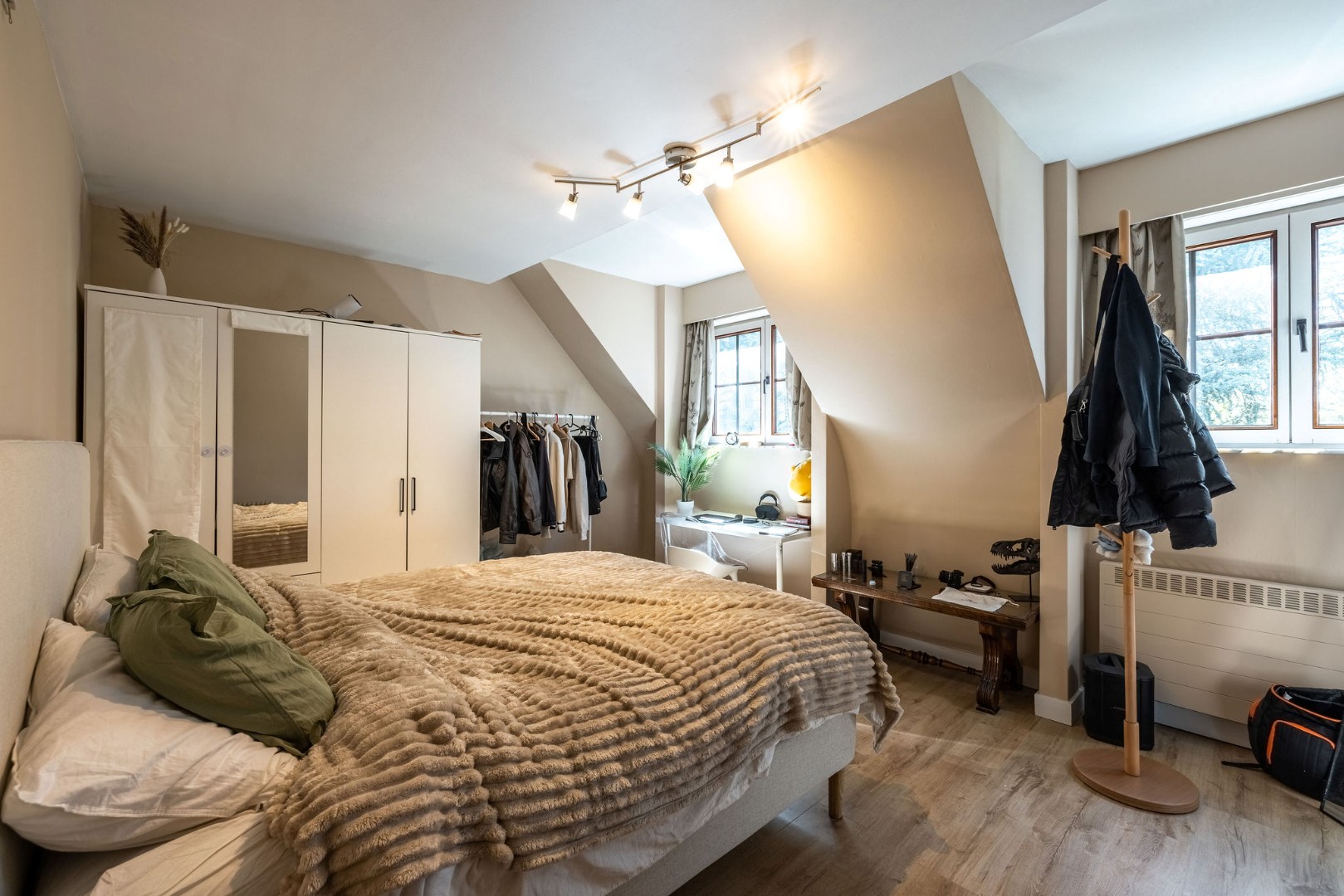 Karaktervolle villa met royale volumes op perceel van 1100m2 nabij de E40 