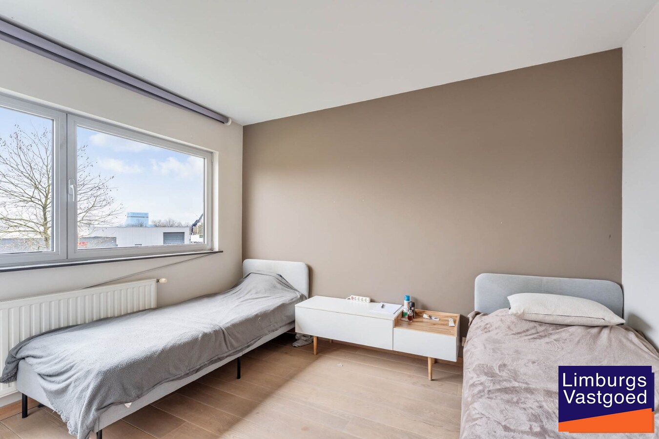 Industrieel gebouw, met woonst.1.696m², met kantoren 120m² + appartement 120m², Genk-Zuid 