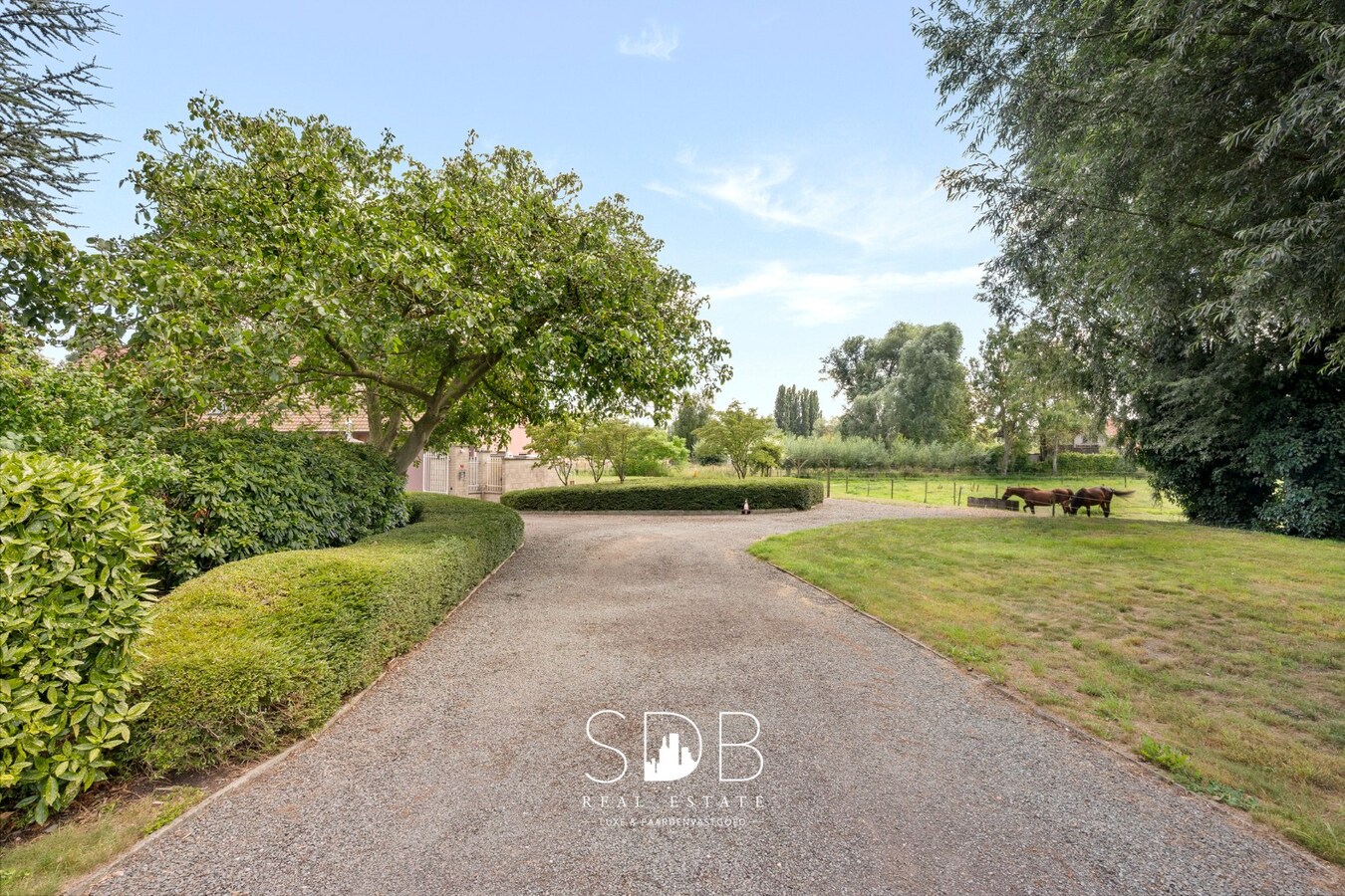 Hedendaagse villa met gezinstuin en graslanden op 7.496m² 