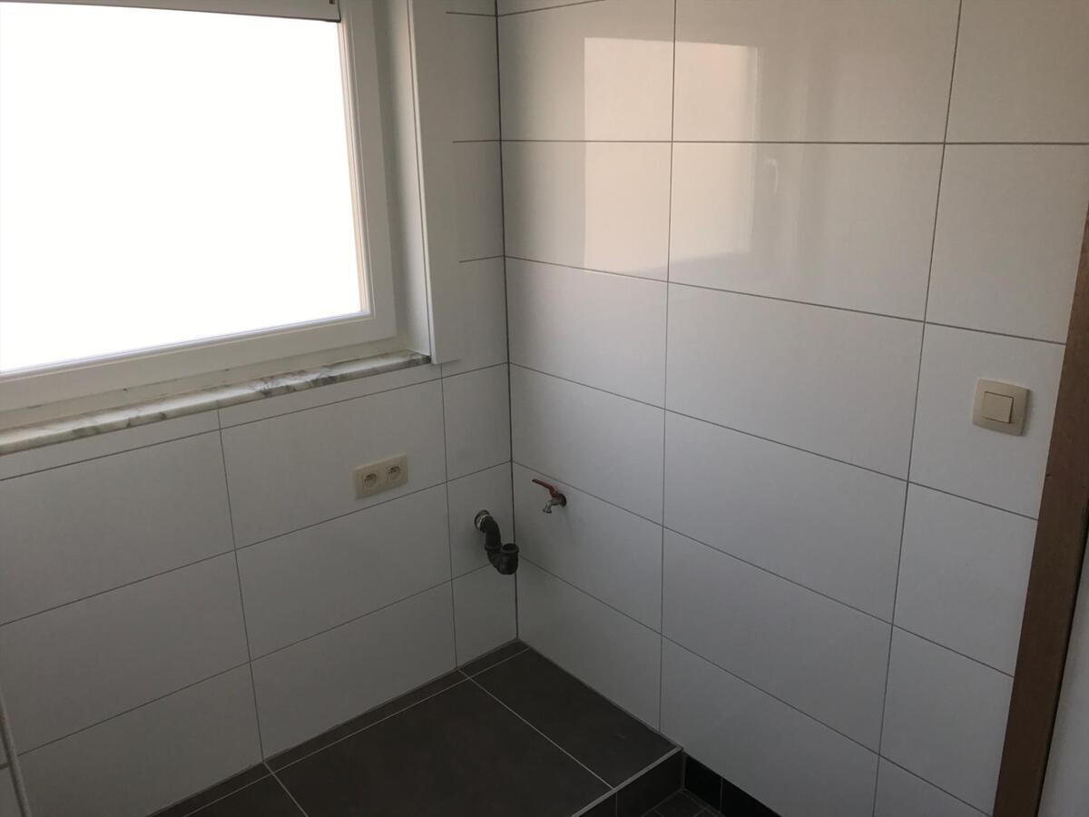 Volledig gerenoveerde, halfopen woning met garage 