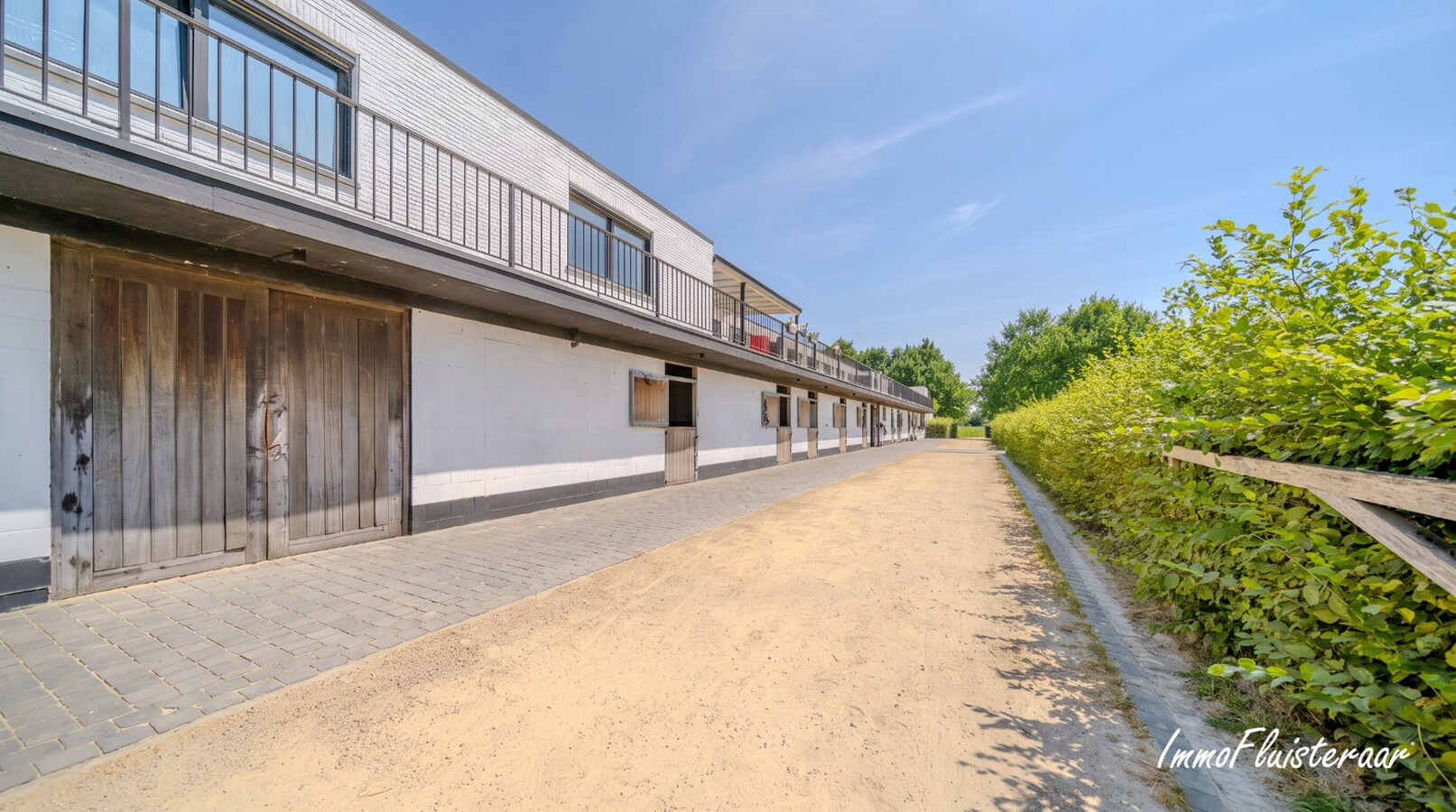 Unieke hippische accommodatie met 5 appartementen/studio’s op ruim 2,5 ha te Amougies (Henegouwen) 
