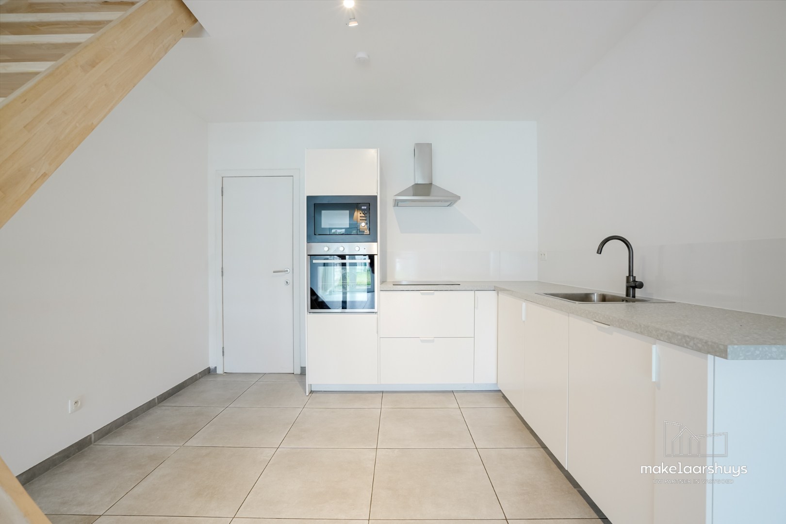Instapklare gerenoveerde woning in rij met terras, tuin en garagebox 