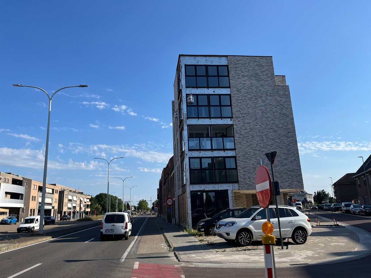 Casco+ appartement. Uniek uitzicht ! 2 slaapk., 3de verdiep. Lift. Verkoop met REGISTRATIE (geen BTW) ! 