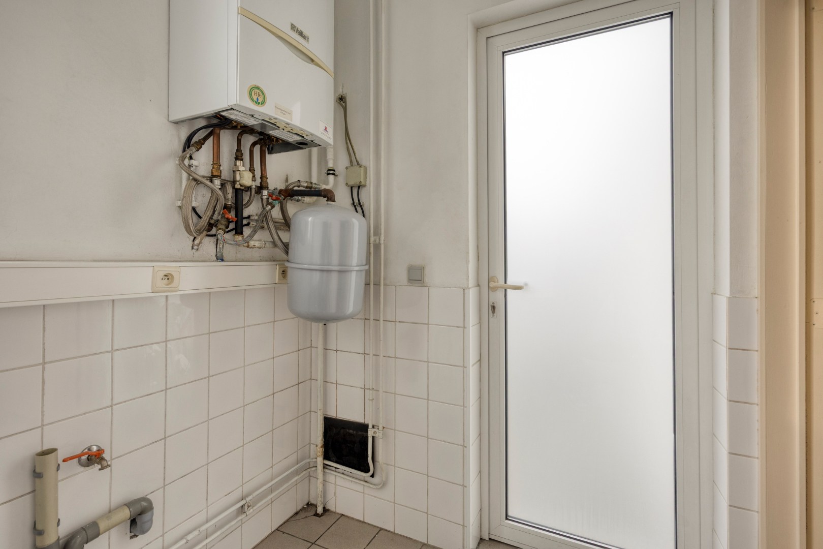 Building met handelspand en duplexappartement met 3 slpk. nabij het centrum van Leopoldsburg 