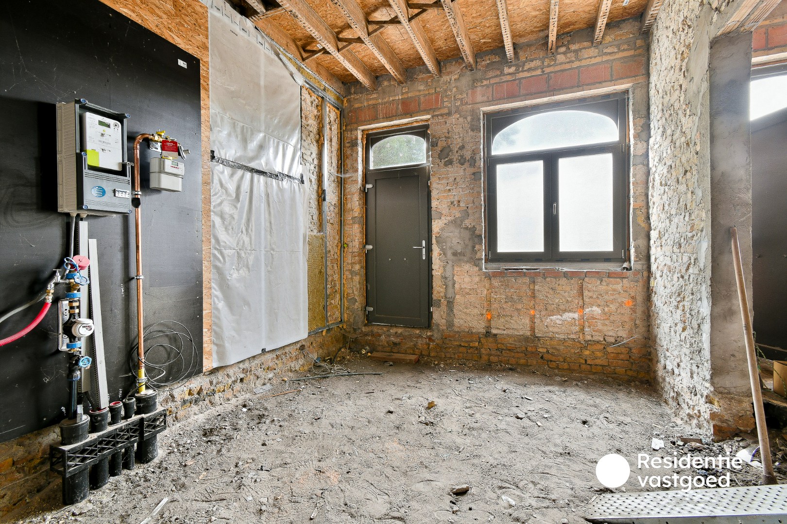Ruime woning met uitzonderlijk veel mogelijkheden en prachtig zicht vanuit de tuin 