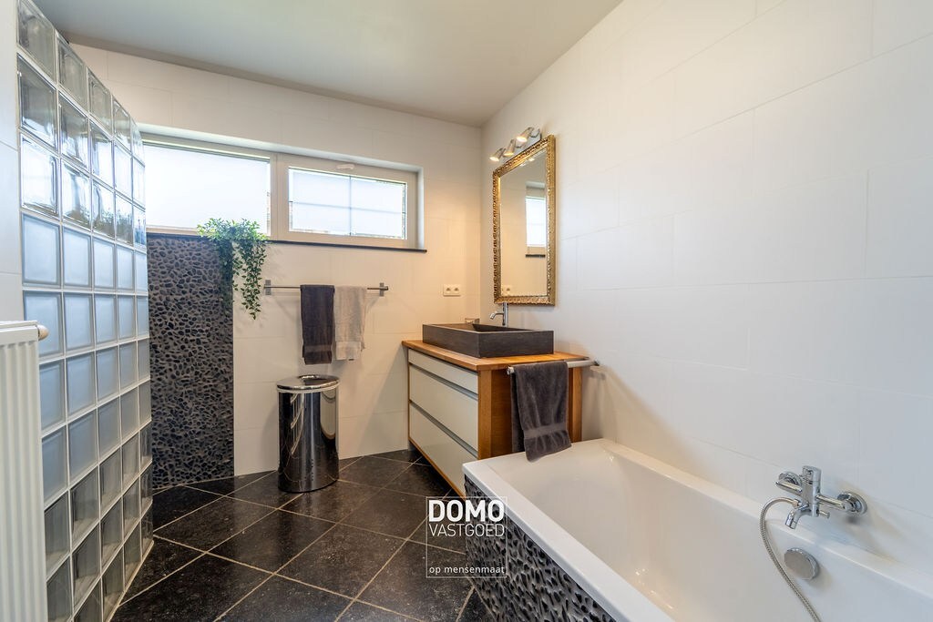 RUIME WONING VAN BOUWJAAR 2008 MET EPC LABEL B, 3 SLAAPKAMERS EN EEN HANGAR TE DIEPENBEEK 