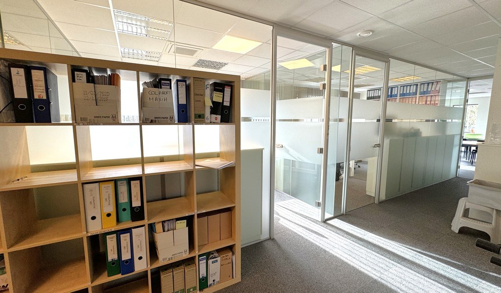 Ingedeelde kantoorruimte met parking te huur in Sint-Martens-Latem