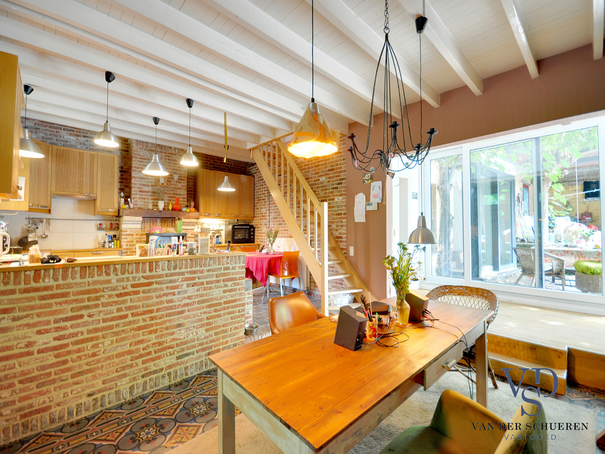 Idyllische woning met schuur. Uitzonderlijk gelegen. 