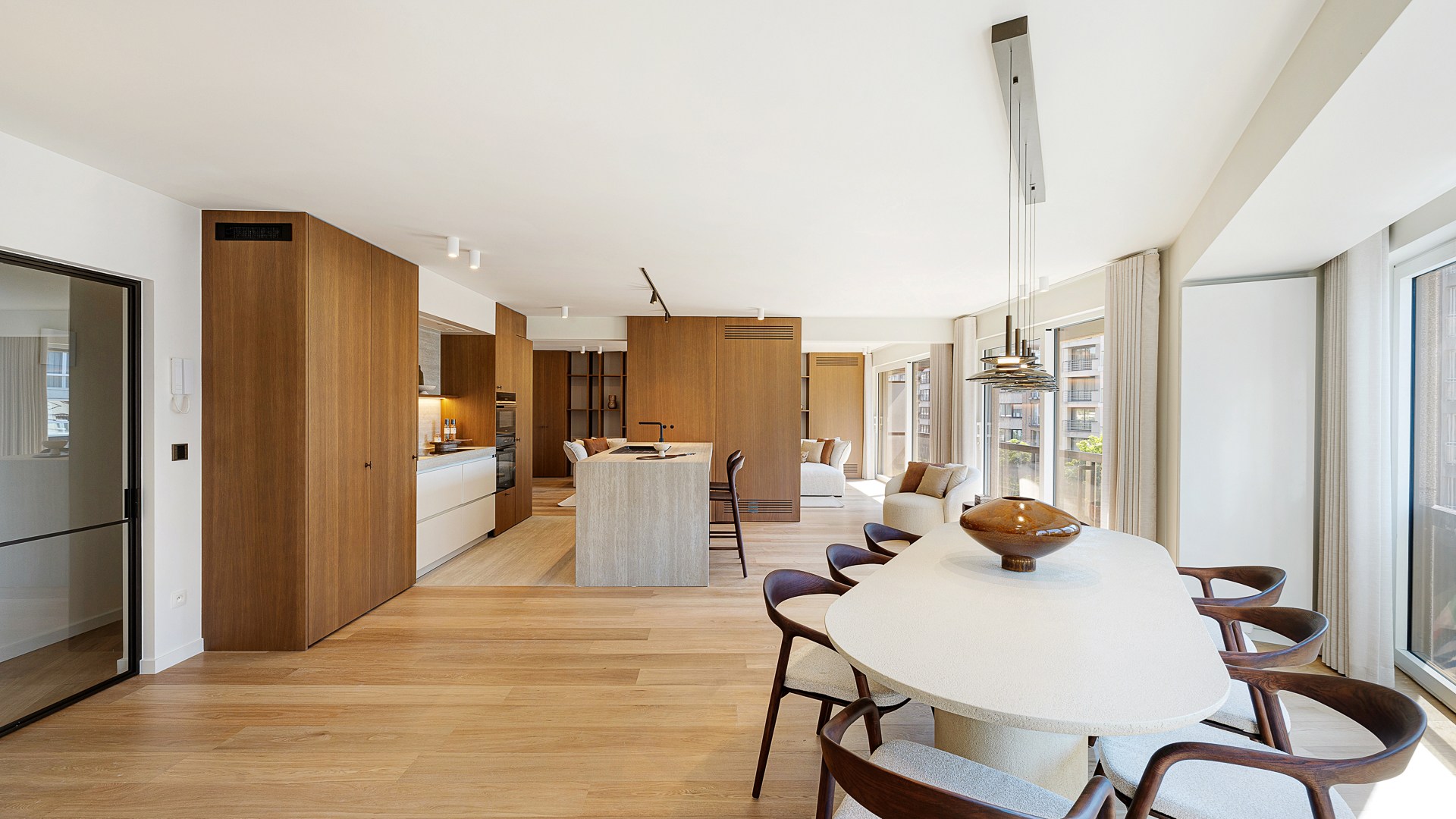 Appartement d'angle spacieux et luxueusement rénové avec des vues dégagées et une largeur de façade de plus de 16 mètres. 