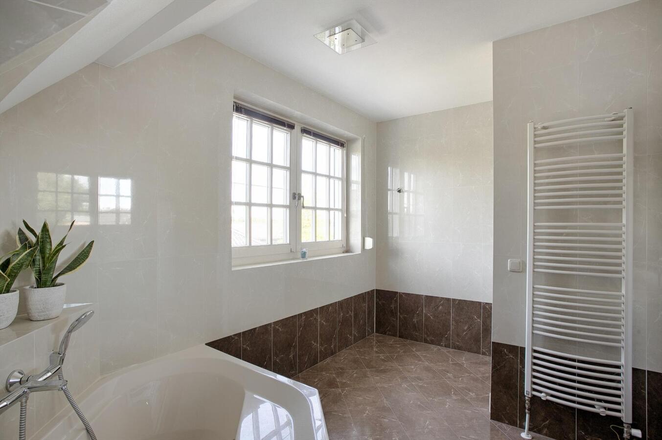 Luxe afgewerkt landhuis met gastenverblijf op een mooie locatie nabij het centrum van Hulsel gelegen op een perceel van 1264 M². 