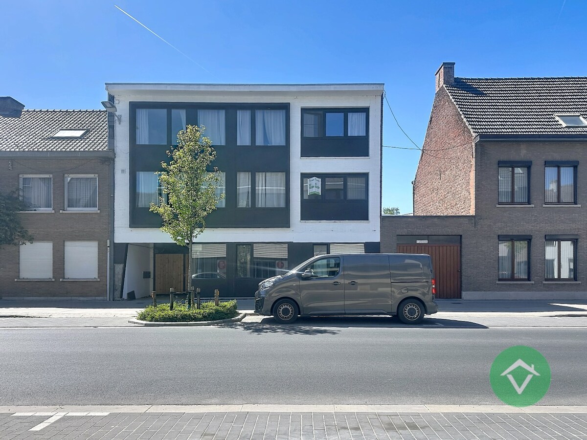 Ruim duplex-appartement met 2 slaapkamers en terrassen in hartje Torhout 