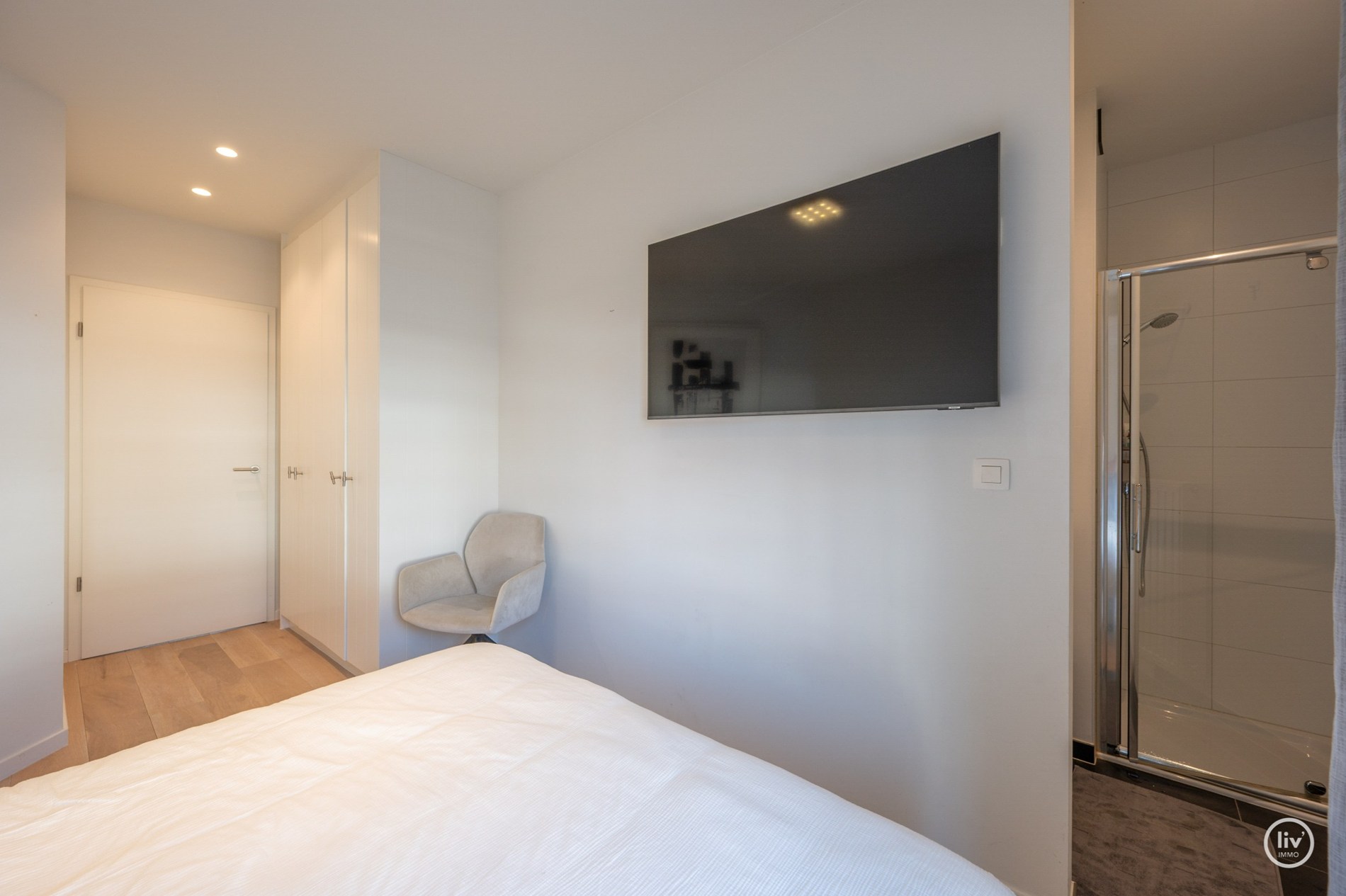 Prachtig, ruim en récent (2015) appartement met 3 volwaardige slaapkamers en zonnig terras goed gelegen op de Leopoldlaan te Knokke. 