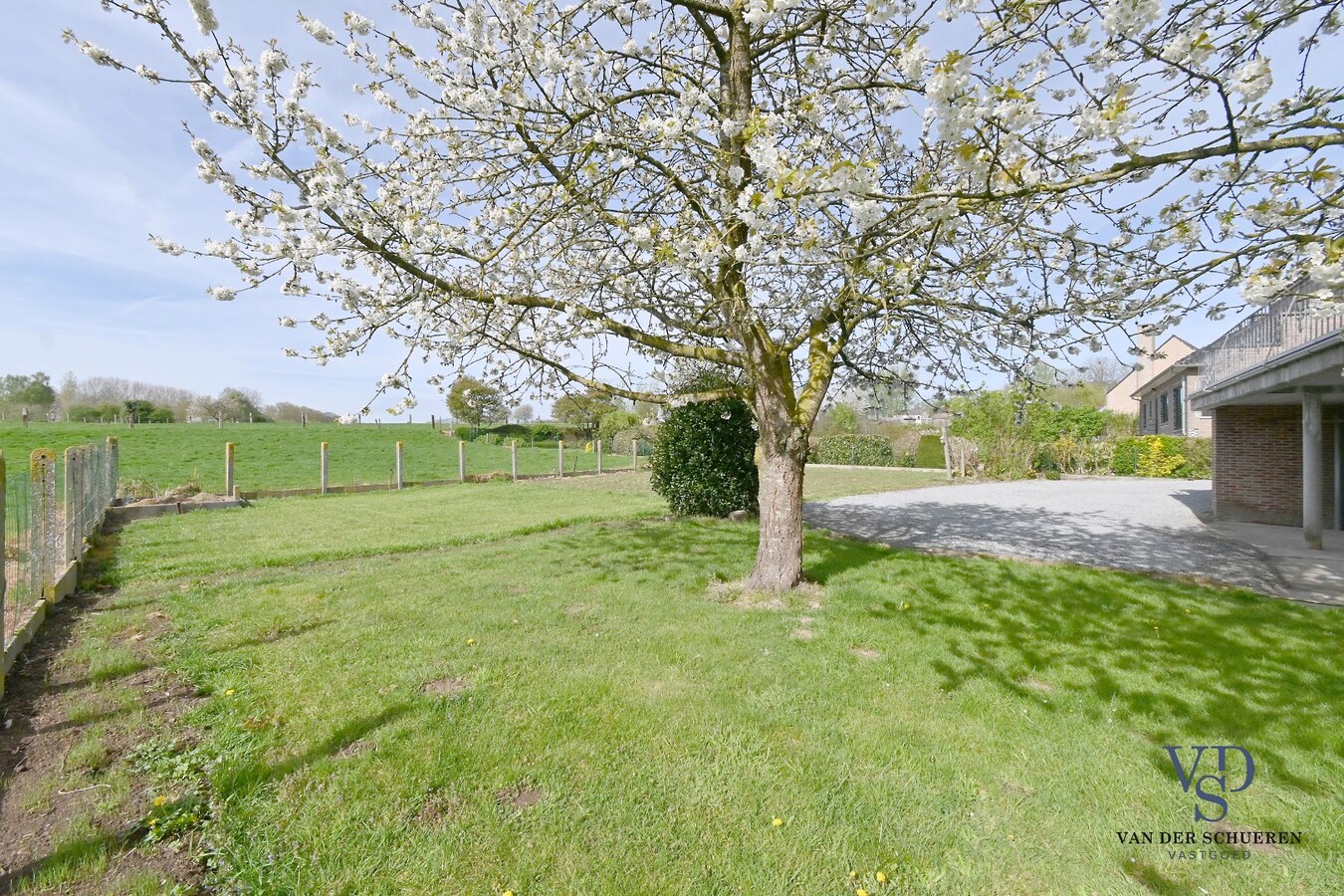 Ruime woning op unieke locatie in het groen, vlakbij Dikkele 