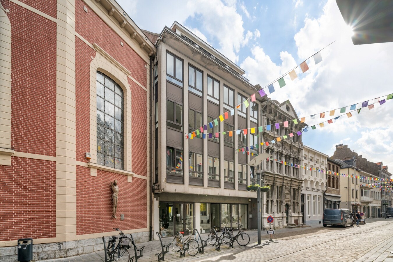 Stijlvol gerenoveerd appartement met moderne uitstraling in het centrum van Maaseik! 