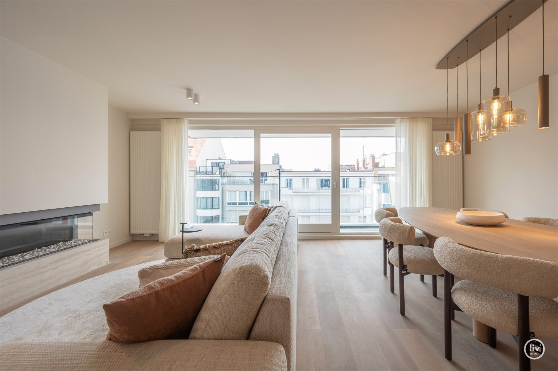 OPENDEURDAG te Zaterdag 31/10 te Lippenslaan 166 (tussen 11u en 13u): Luxueus volledig gerenoveerd 3 slaapkamer appartement te Lippenslaan gelegen op wandelafstand van het Albertstrand. 