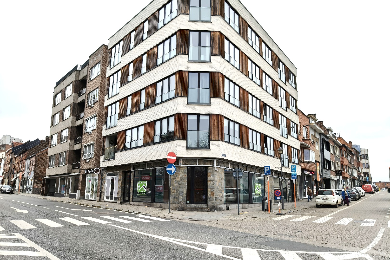 UITSTEKEND GELEGEN HANDELSPAND - MODERN INGERICHT EN INSTAPKLAAR 