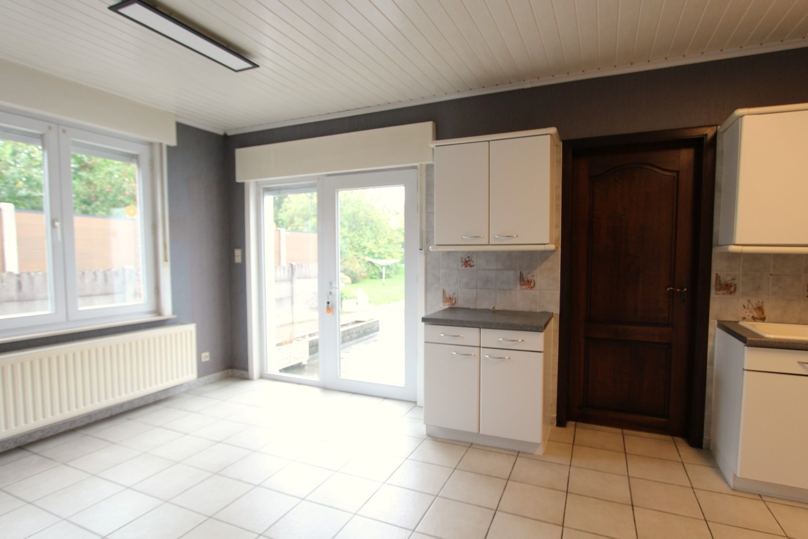 Keuken met doorgang badkamer en terrasdeur naar de tuin