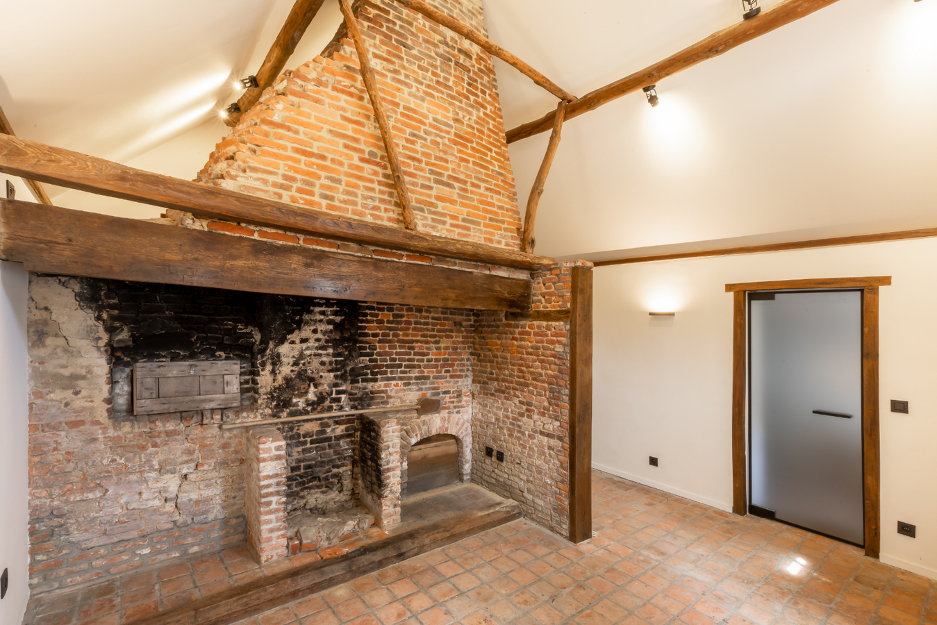 Authentieke hoeve in uitzonderlijke conditie op een perceel van 5.263 m² te Malle aangrenzend aan bosrijk gebied. 