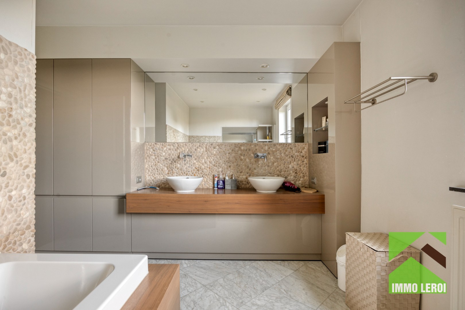 Badkamer met dubbele lavabo
