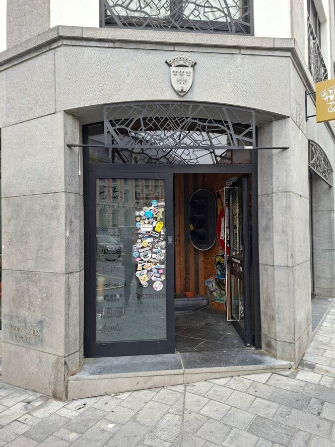 Situation stratégique pour cette vaste surface commerciale de 150M² 