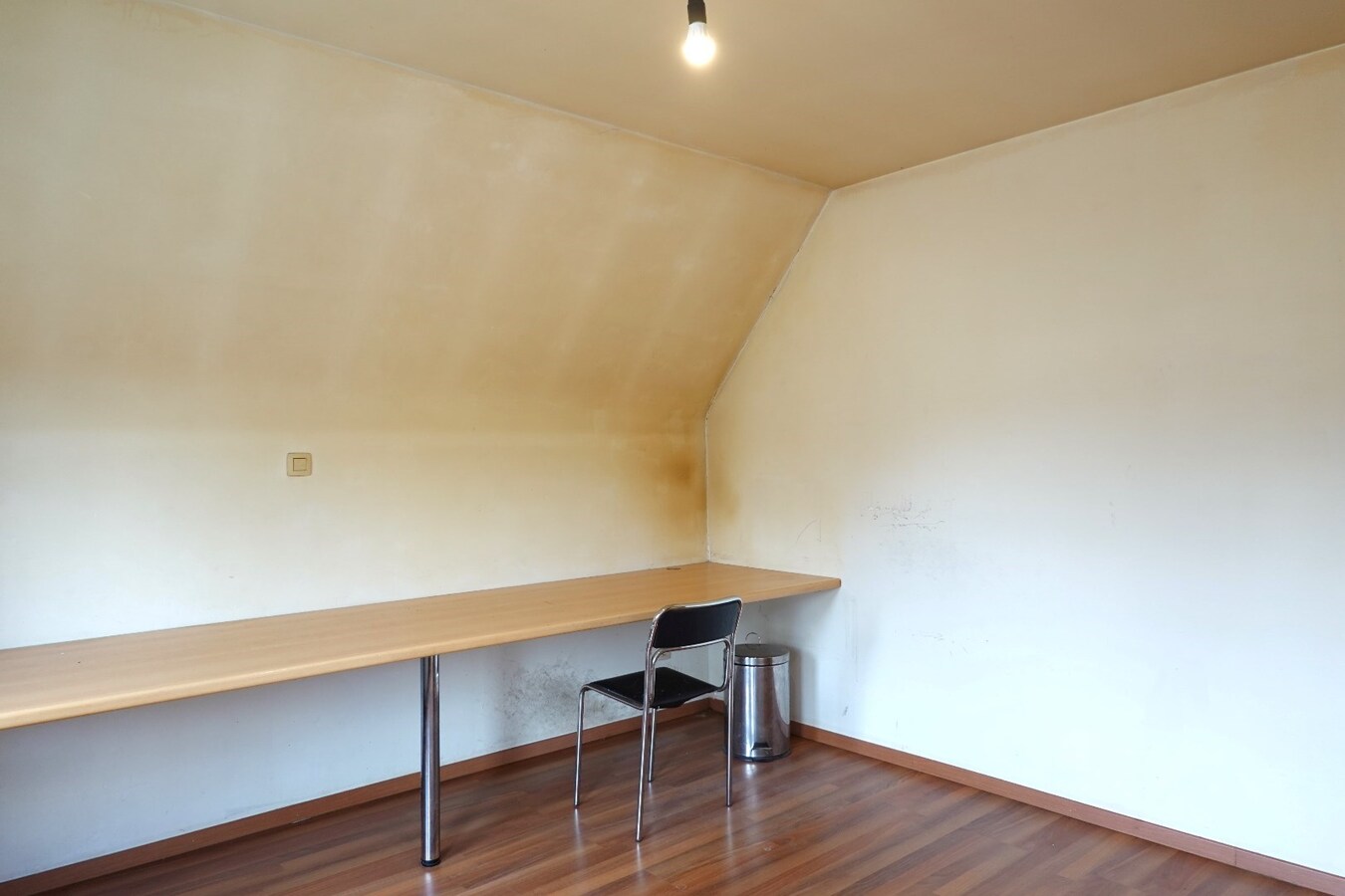 Ruime gerenoveerde alleenstaande woning met tuin, garage en 3 slaapkamers in Zerkegem 