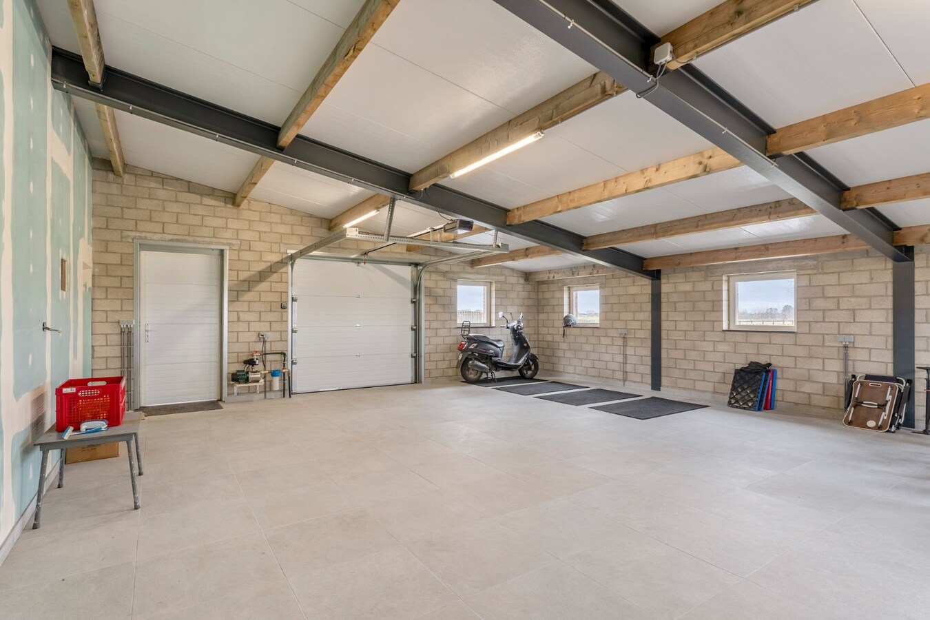 Vrijstaande, zeer verzorgde woning met aangrenzende, uitgeruste stalling/loods op een perceel van 72a14ca 