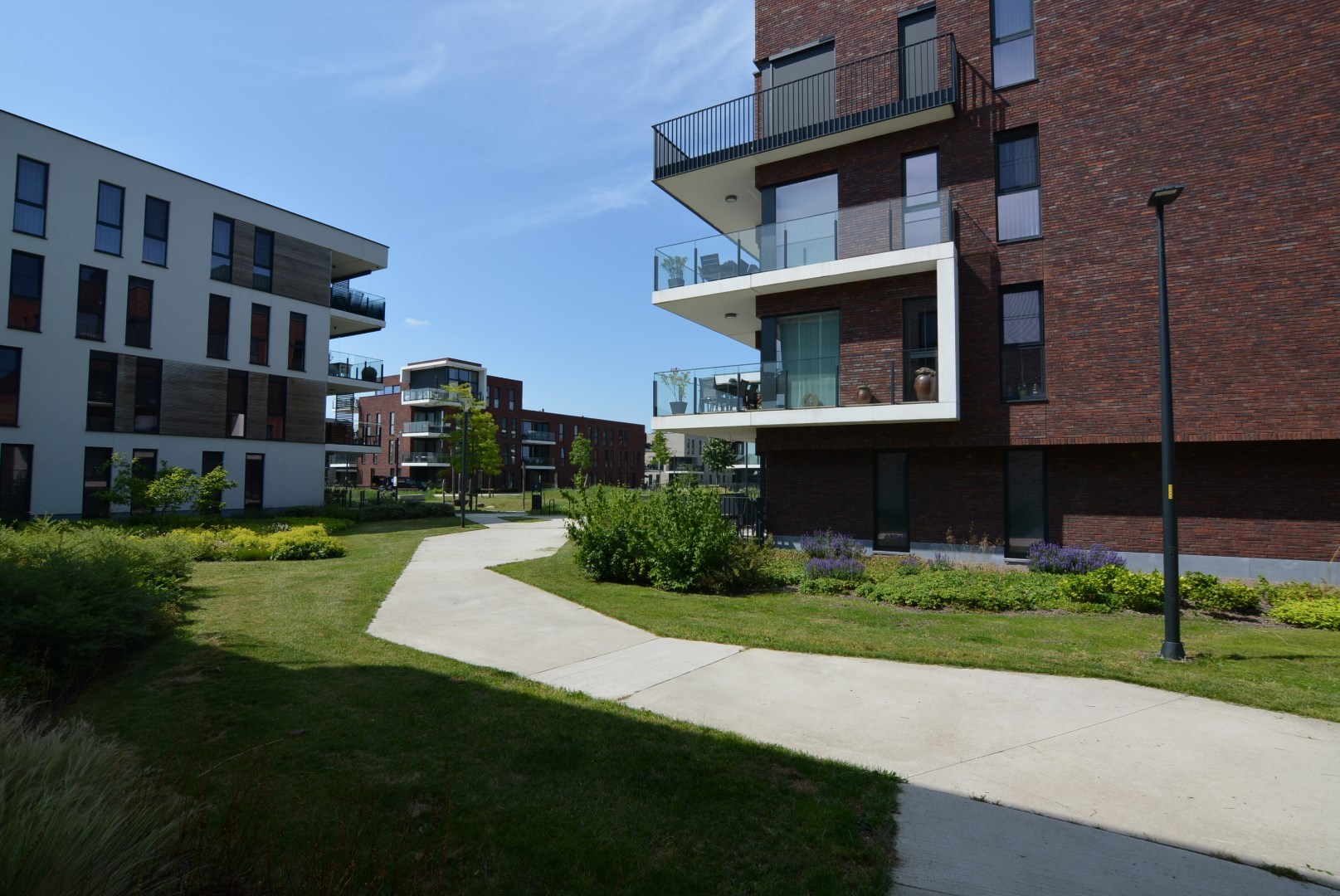 Modern, energiezuinig appartement met 2 slpks, terras, autostaanplaats en kelderberging. 