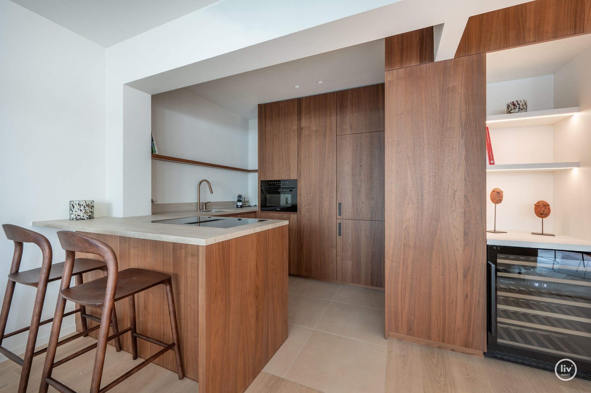 Résidence Akropolis : appartement rénové (largeur de façade d'environ 7 m) à vendre situé dans l'avenue Zoutelaan à Knokke, dans un bâtiment entièrement rénové tant à l'intérieur qu'à l'extérieur. 