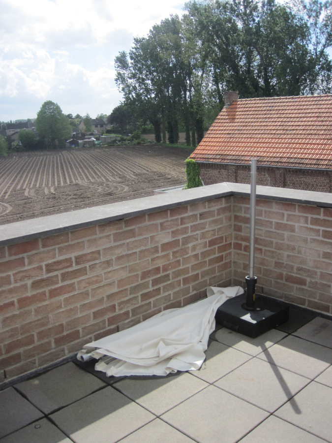 Bijzonder ruim 1-slp-appartement. Met terras. Met garage. 