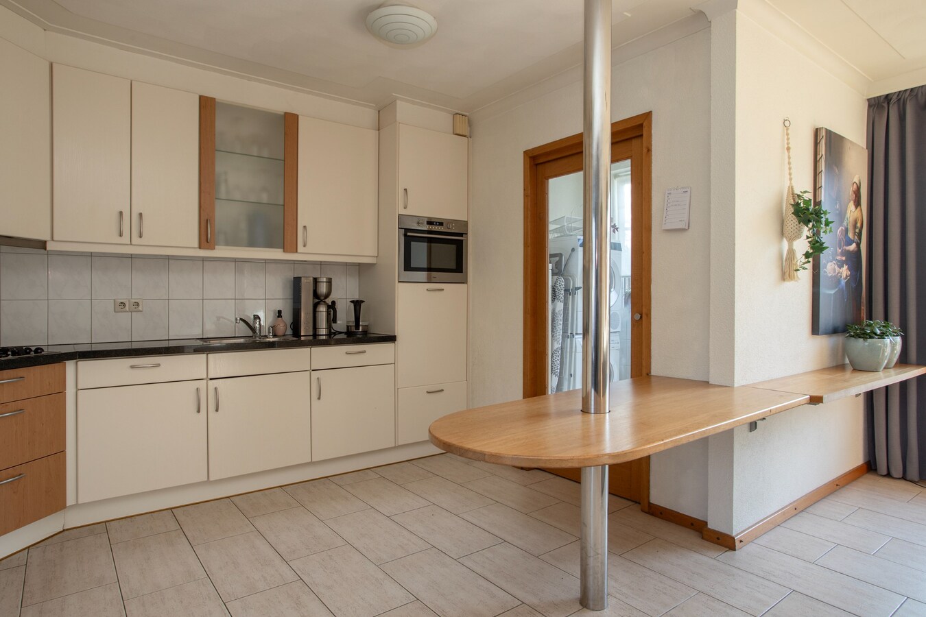 Uitgebouwde middenwoning met grote berging (28 m2) gelegen in een gewilde woonwijk in Bladel. 