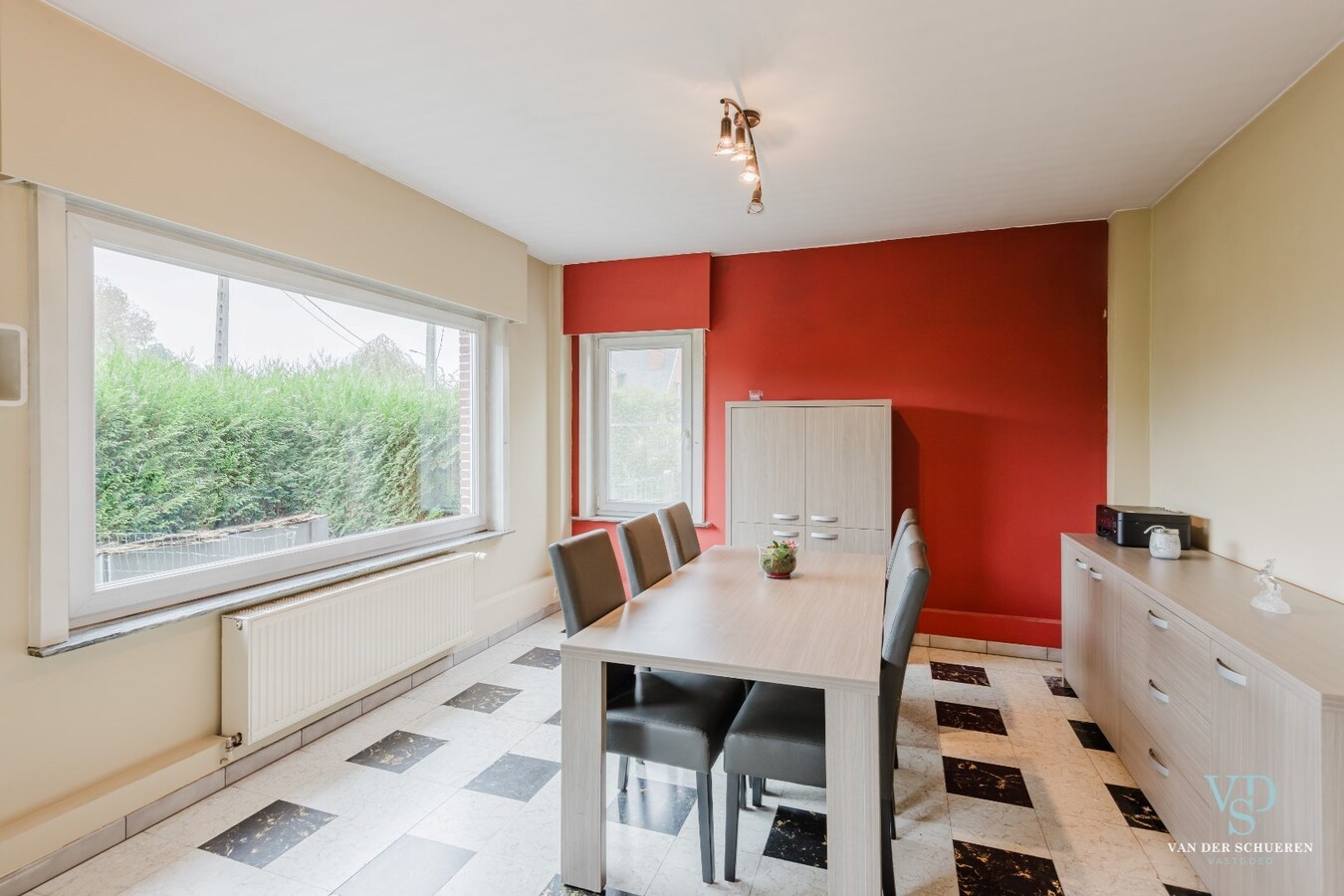 Degelijke, goed gelegen gezinswoning. 