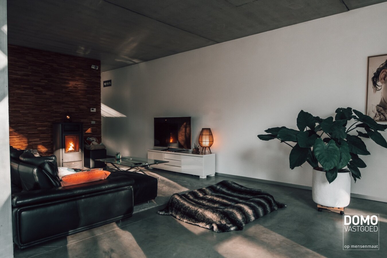 UNIEKE HALF OPEN WONING IN INDUSTRIËLE LOOK MET 3 SLAAPKAMERS, 2 BADKAMERS EN TUIN GELEGEN TE HASSELT 