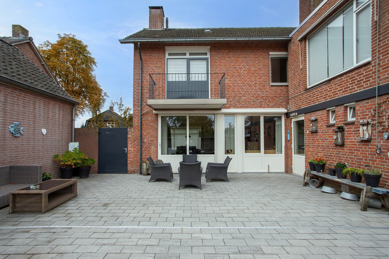 Vrijstaande, goed onderhouden woning met inpandige garage en multifunctionele ruimte, gelegen op een perceel van 312 m2. 