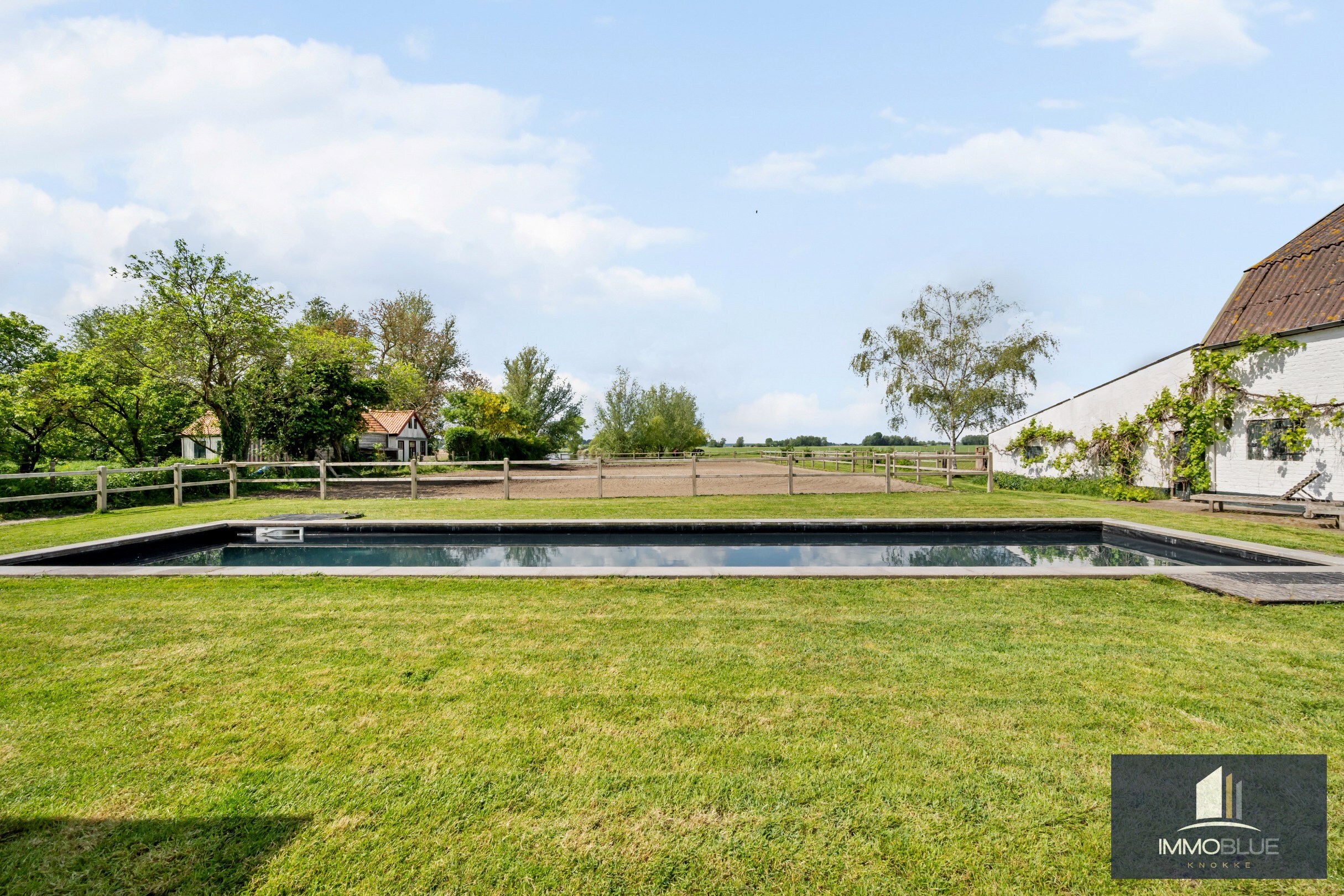 Domaine idylliquement situé avec maison rénovée, espace professionnel et installations équestres étendues. 