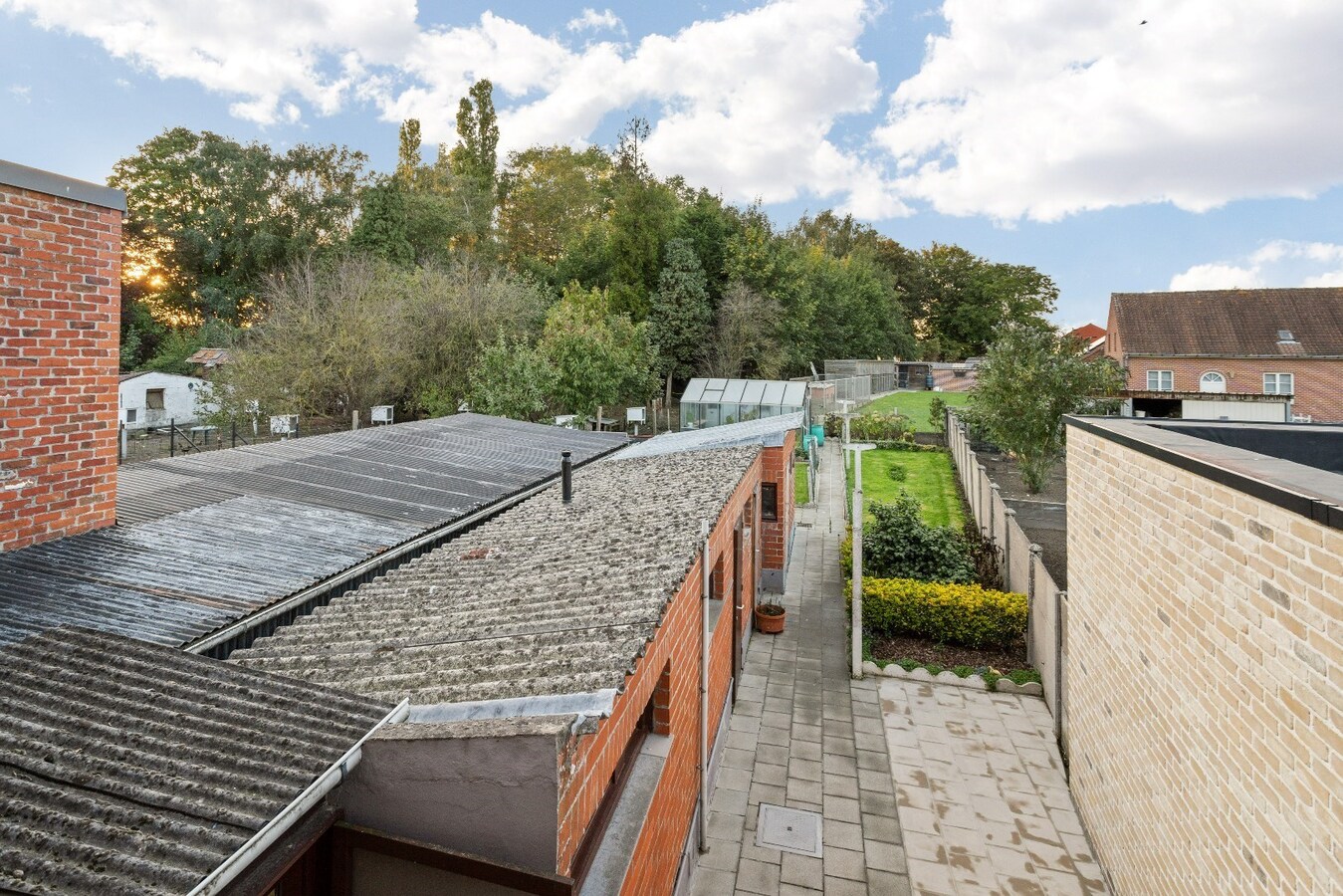 Degelijk gebouwde woning met drie ruime slaapkamers 