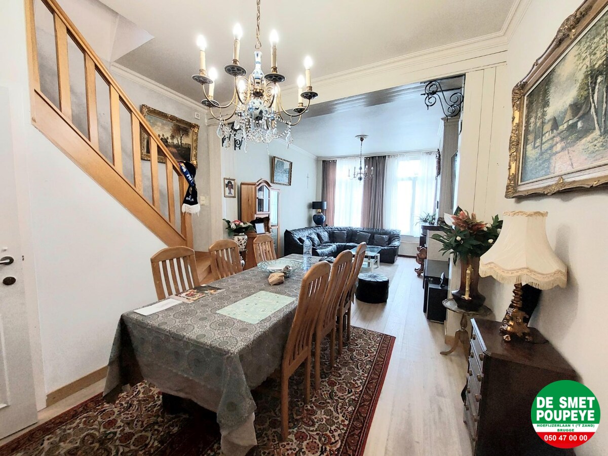 Commerciële winkelruimte met bovenliggend appartement 