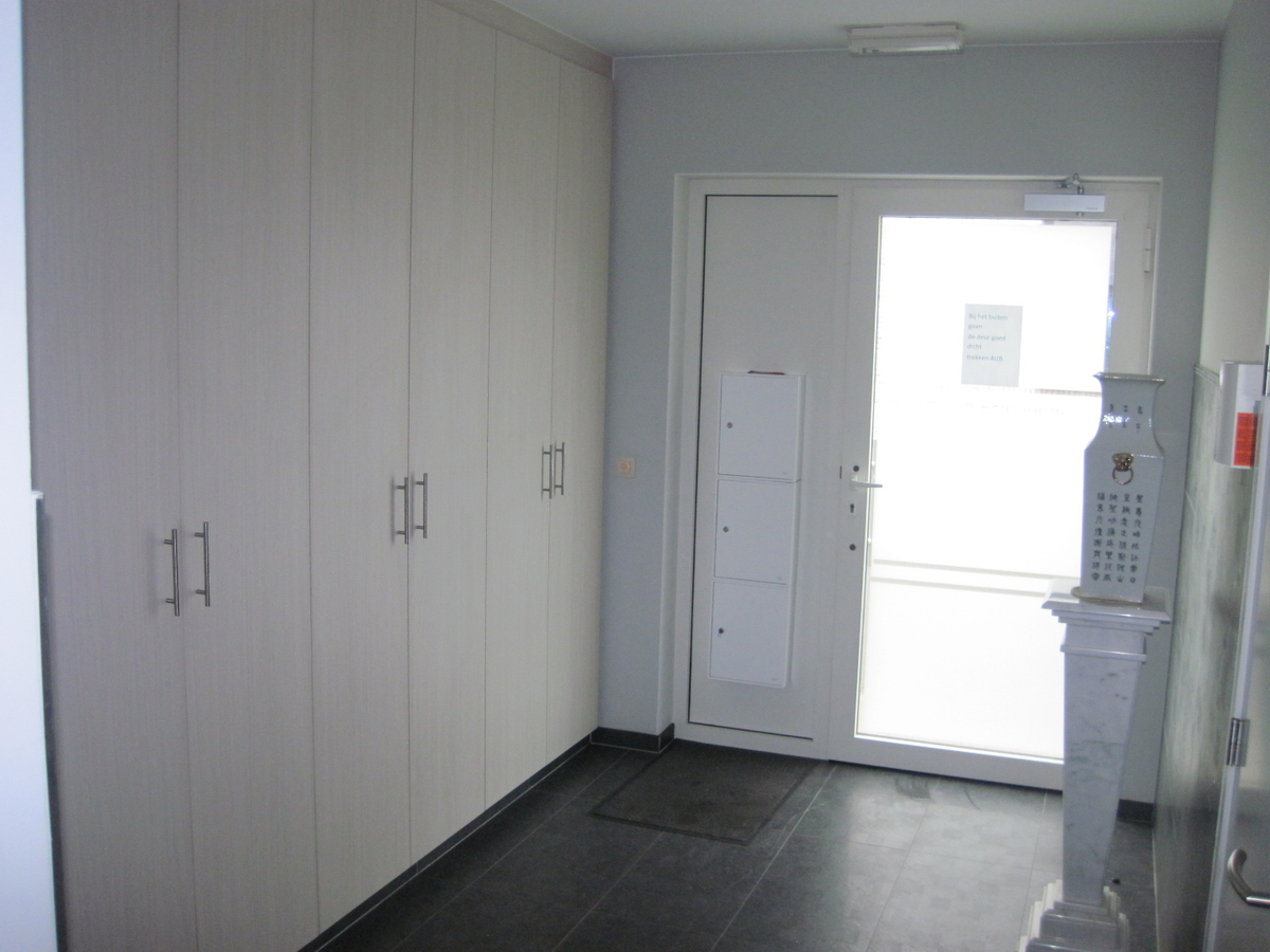 Recent appartement met ruim terras. Geen vaste kosten ! 