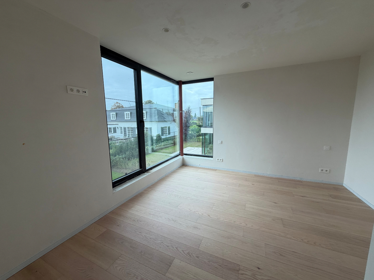 Ruime nieuwbouwwoning met terras en tuin. 