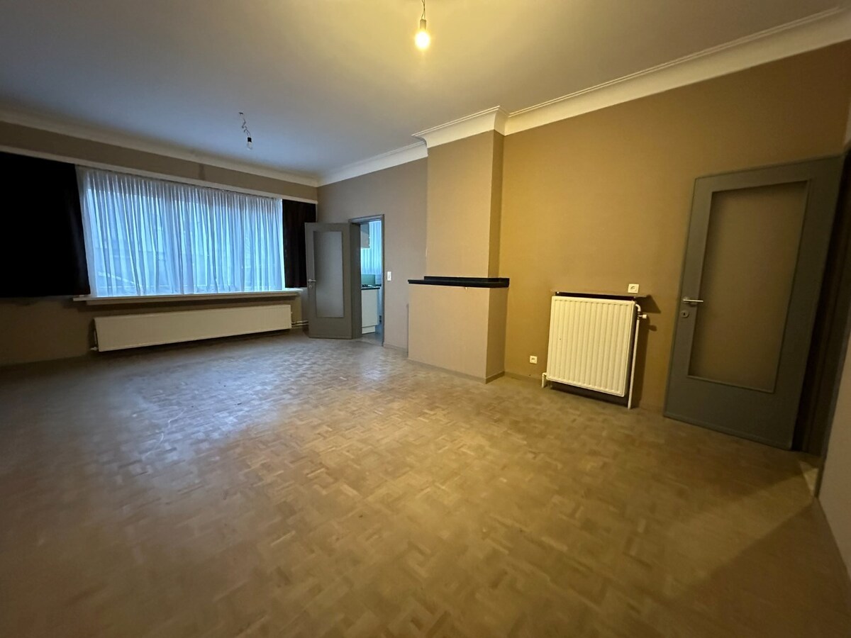 Gelijkvloersppartement met 3 slpk, dubbele garage, tuin en ruime kelder (120 m²) 
